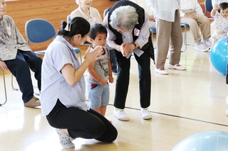 おばあちゃんと親子のふれあい