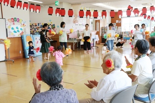 みんなで踊る様子