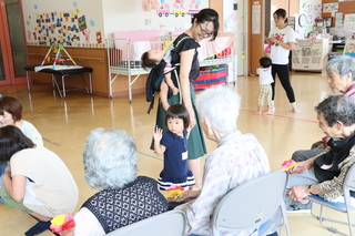 おばあちゃんに手を振る子どもの様子
