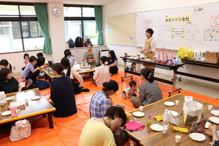 親子で試食する様子