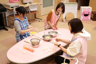 みんなで生地作りの様子