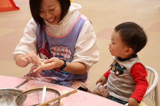 子どもが見つめる中成型