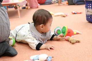 這いながら遊ぶこども